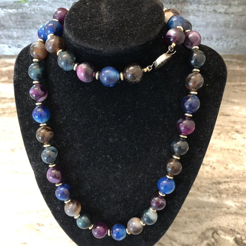 VINTAGE MUTLI-COLORED PLASTIC BEADED NECKLACE W/ GOLD ACCENT BEADS